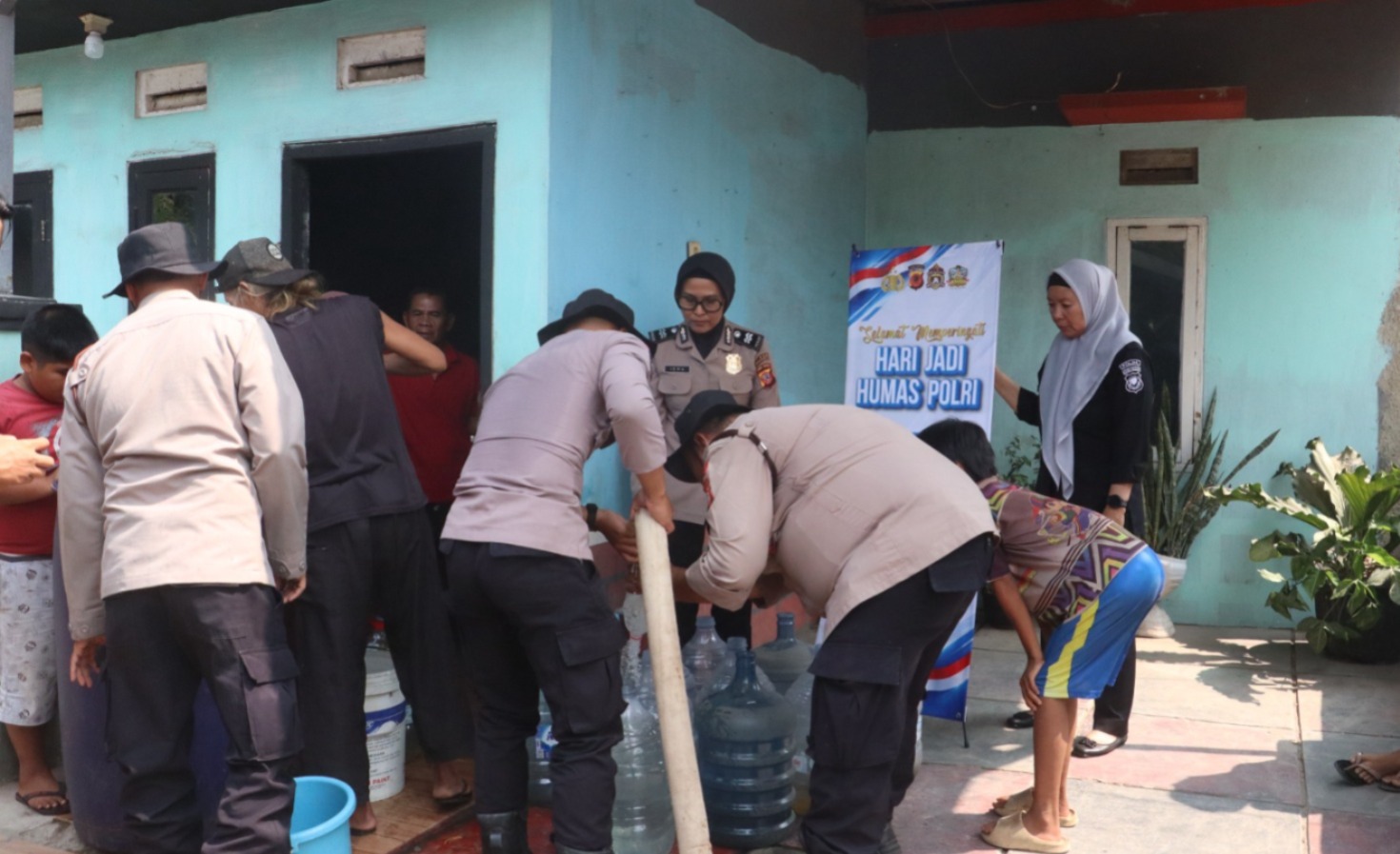 Peringati 75 Tahun Humas Polri, Sihumas Polres Purwakarta salurkan air bersih bagi warga terdampak kemarau