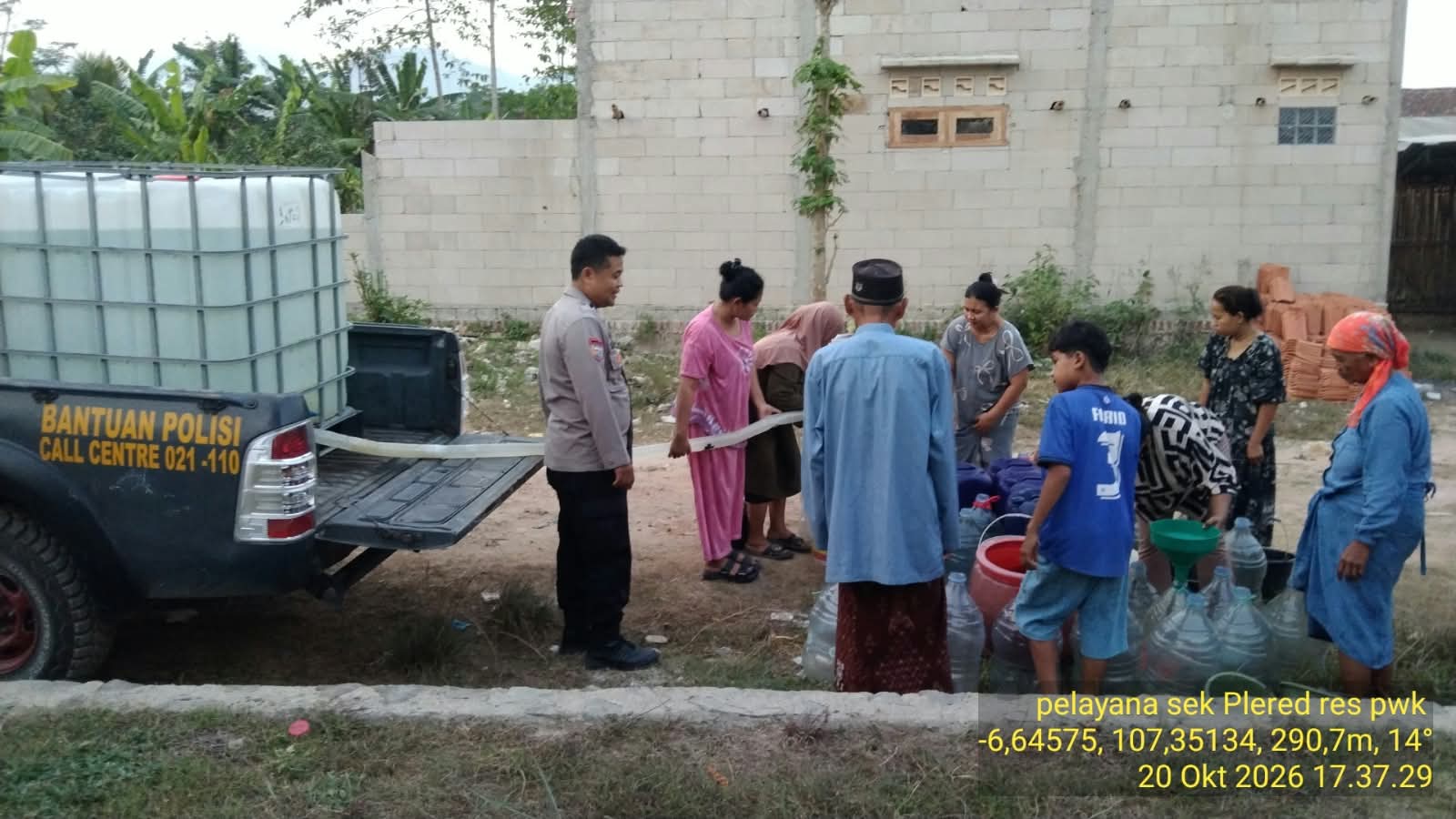 Polsek Plered Bagikan Air Bersih Ke Warga, Wujudkan Polisi Bersama Masyarakat