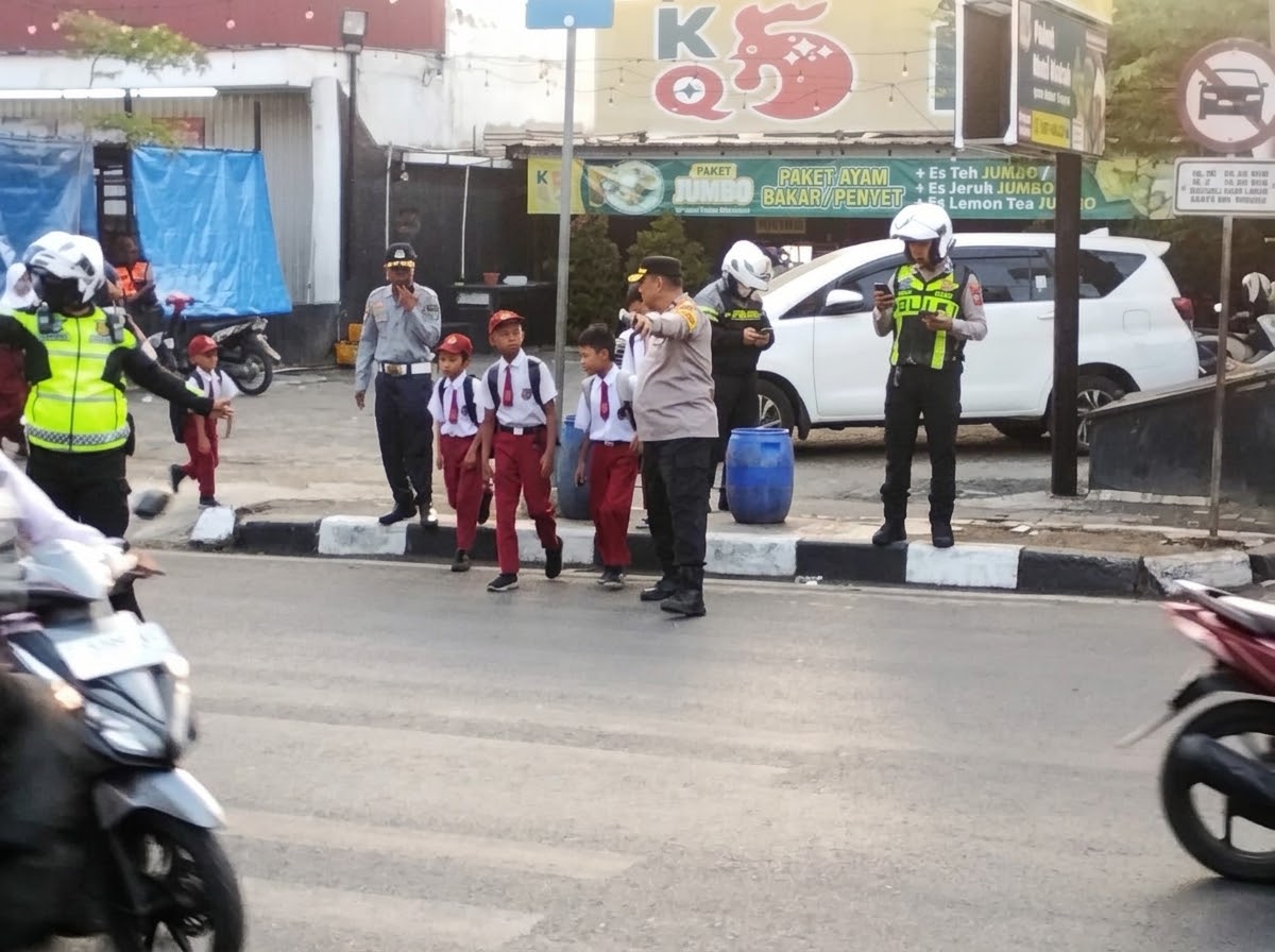‎Beri Rasa Aman Pelajar, Kapolsek Purwakarta Kota Turun Langsung Atur Lalu Lintas di SMPN 2 Purwakarta