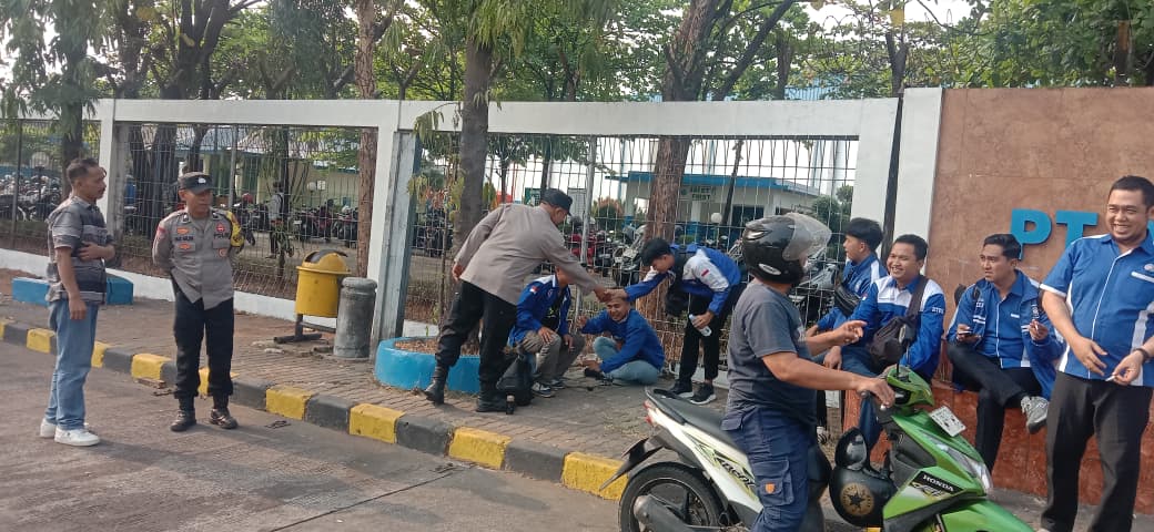 Polsek Bungursari Kawal Keberangkatan Massa KSPSI Purwakarta, Pastikan Perjalanan Aksi Menuju Jakarta Berjalan Aman