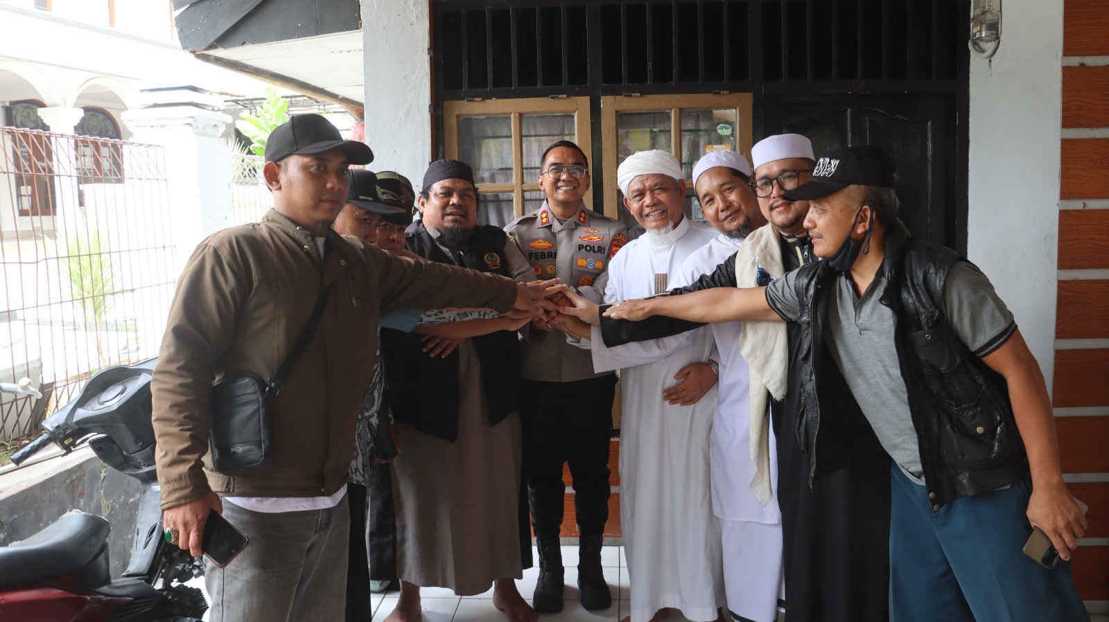 Kapolres Purwakarta Kedepankan Pendekatan Humanis Saat Amankan Aksi Aliansi Masyarakat