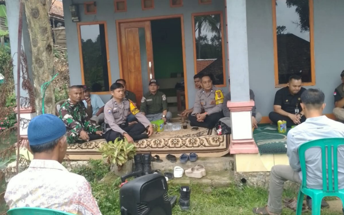 Bhabinkamtibmas Polsek Darangdan Hadiri Musyawarah Aduan Pencemaran Lingkungan