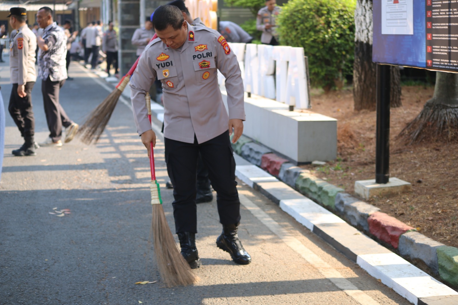Wakapolres Purwakarta Pimpin Jumat Bersih, Dukung Green Policing untuk Lingkungan Pelayanan yang Nyaman