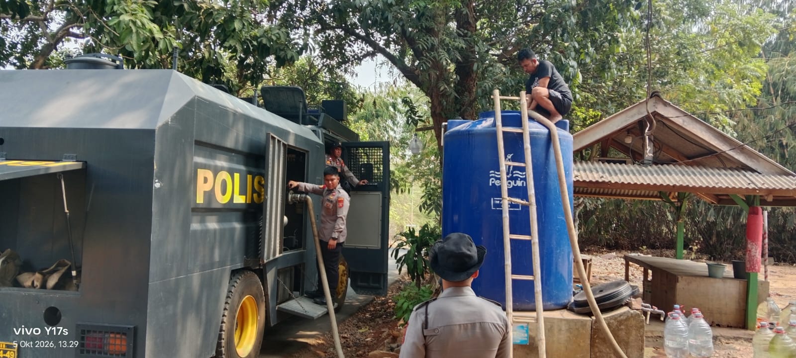 Tindak Lanjuti Laporan Warga, Sat Samapta Polres Purwakarta Salurkan Air Bersih