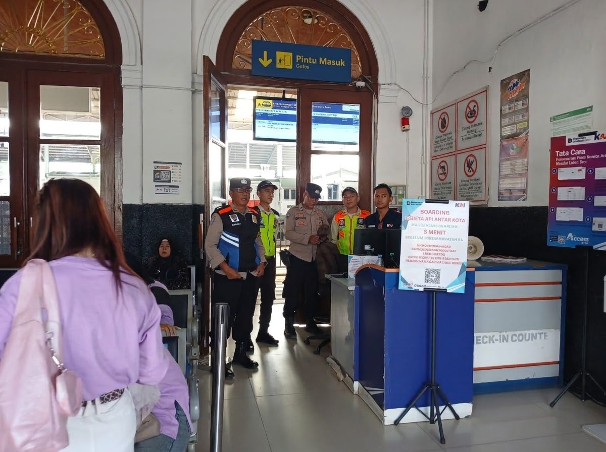 Polsek Purwakarta Kota pantau keamanan dan aktivitas penumpang di stasiun