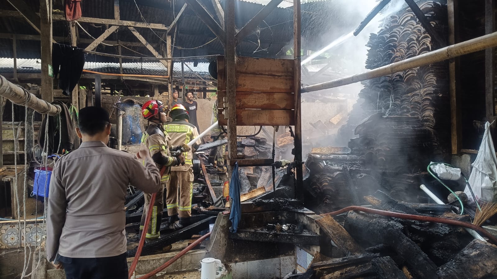 Polsek Bojong Cek Lokasi Kebakaran Gudang Pembuatan Aci Karung di Bojong Timur
