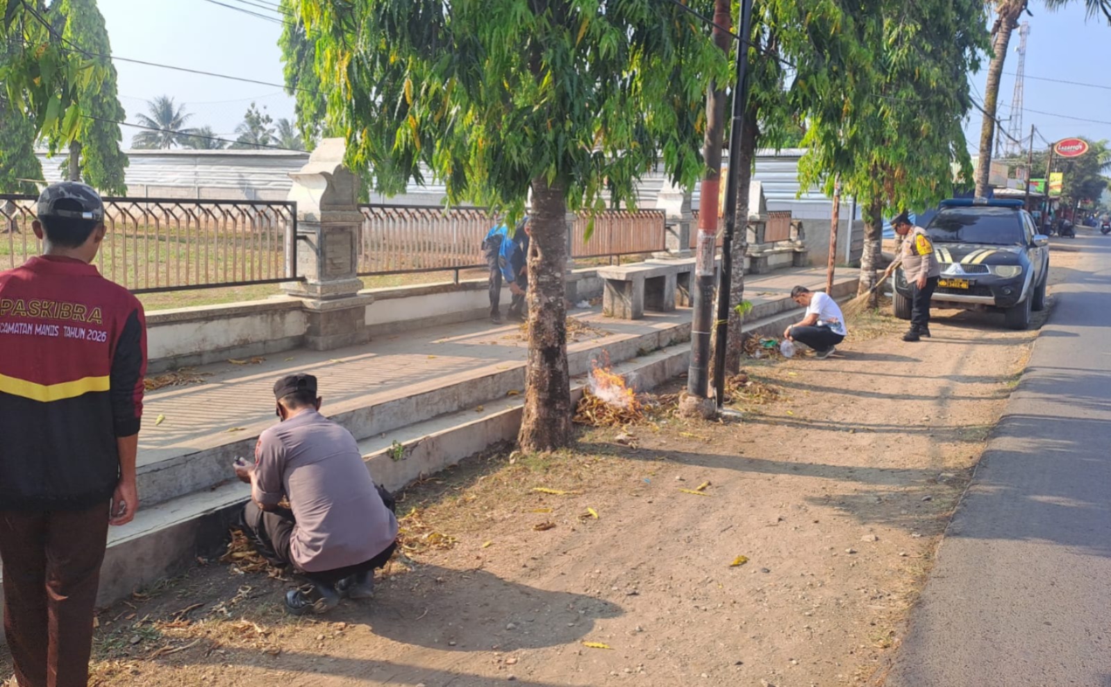 Polsek Maniis Bersama Kecamatan Gelar Jumat Bersih, Dukung Program Green Policing