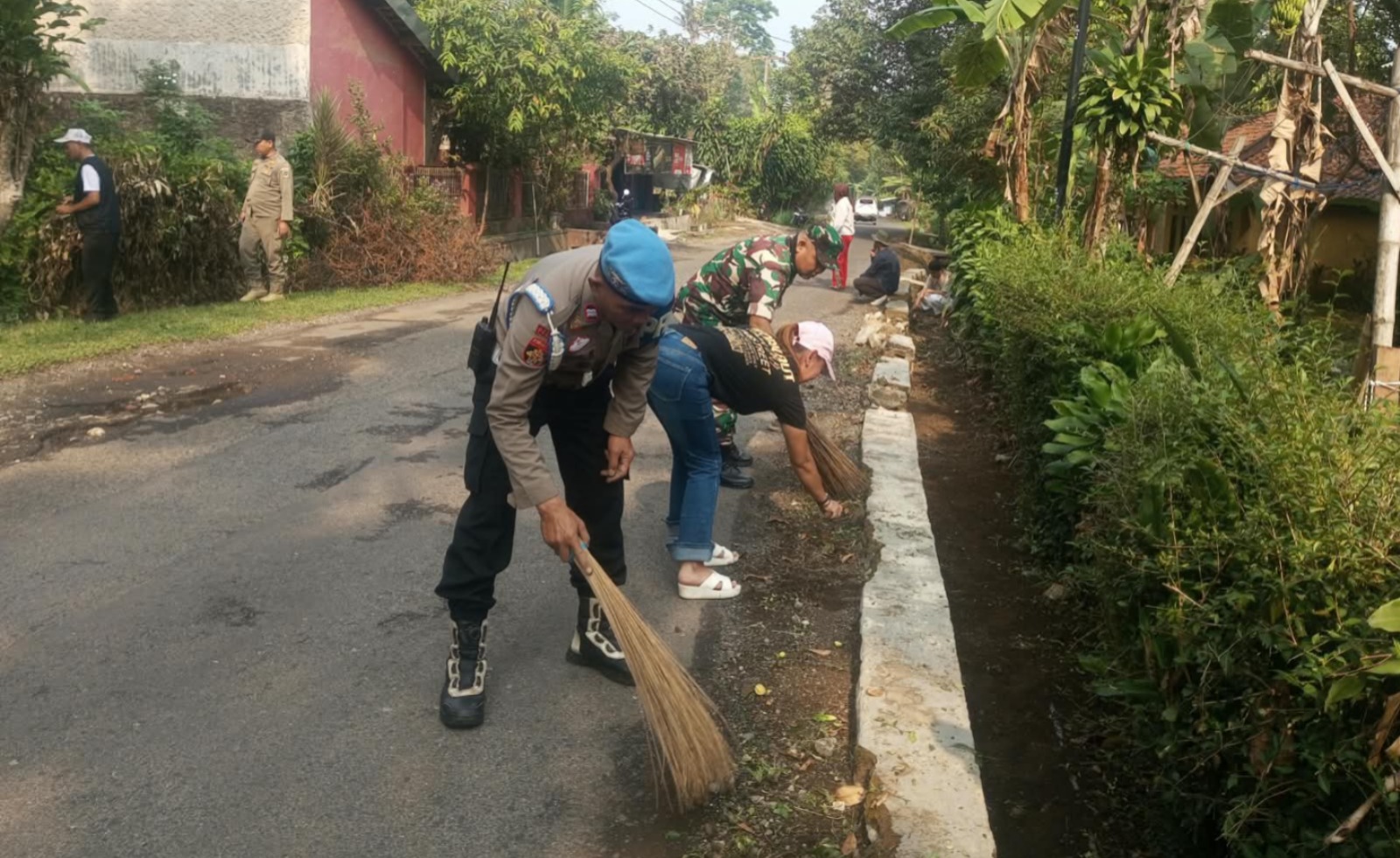 Polisi Bersama Masyarakat, Bhabinkamtibmas dan Bhabinsa Ngosrek Bareng Warga di Wanayasa