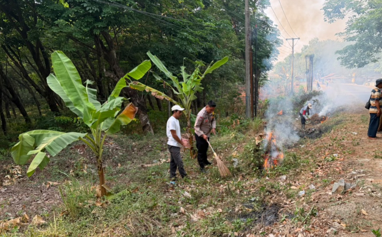 Ngosrek Bareng Aparatur Desa, Bhabinkamtibmas Polsek Campaka Ajak Warga Peduli Lingkungan