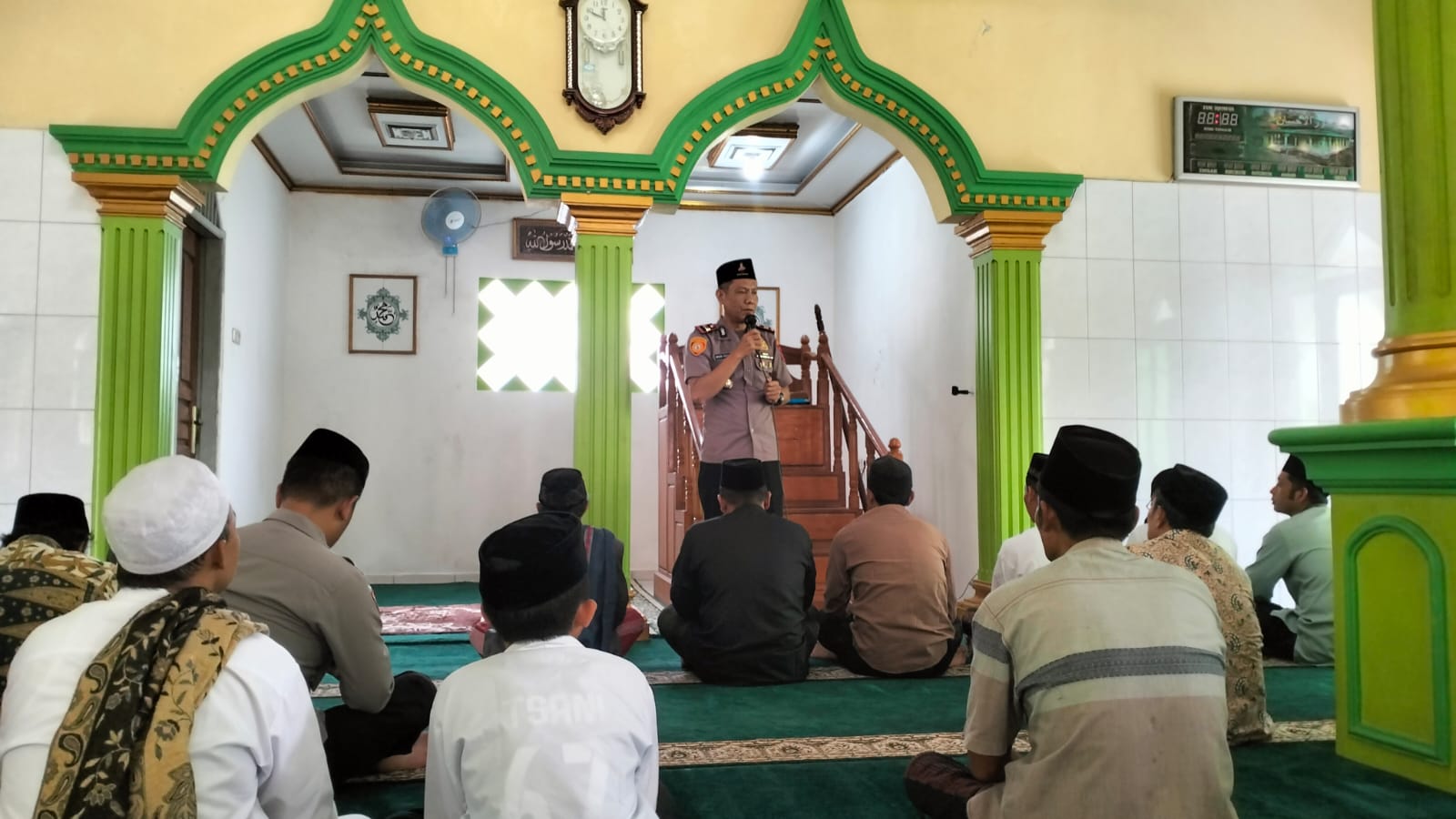 Polsek Bojong Gelar Jumat Keliling, Sampaikan Imbauan Jam Malam dan Pencegahan Kenakalan Remaja