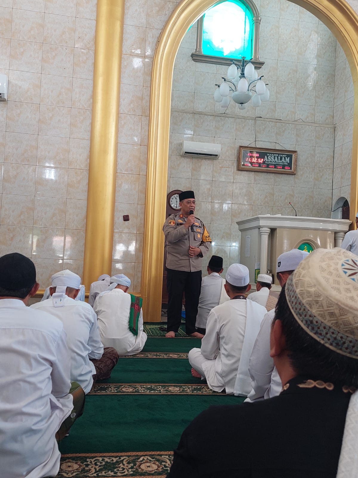 Melalui Jumat Keliling, Kapolsek Plered Perkuat Kedekatan Dengan Warga