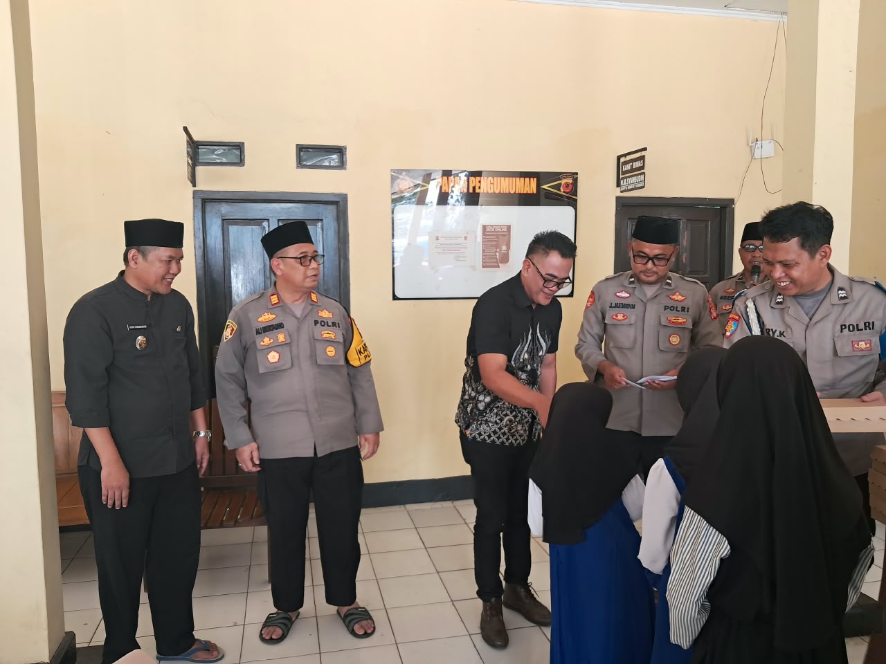 Peduli Anak Yatim, Polsek Plered Gelar Kegiatan Pengajian Rutin Dan Santunan Anak Yatim