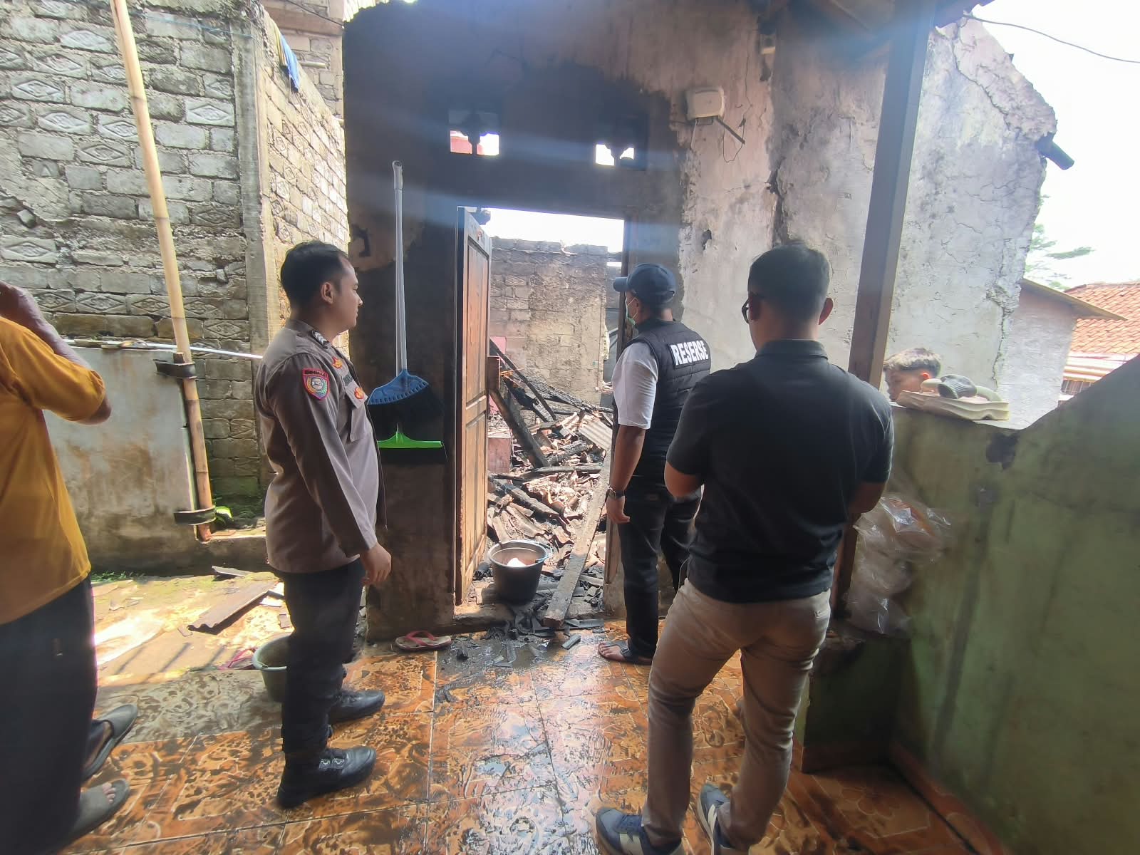Polsek Plered Periksa Lokasi Kebakaran Rumah Produksi Kerupuk di Desa Sempur