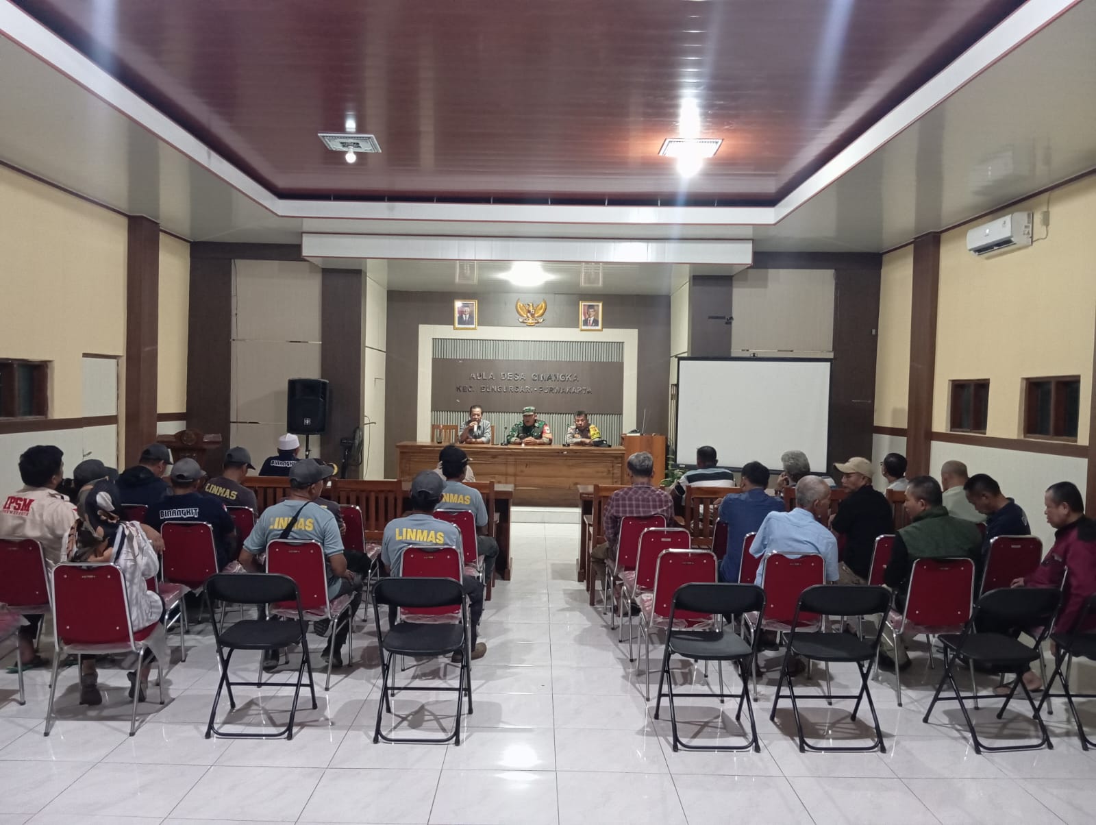 Lewat Rapat Minggon, Bhabinkamtibmas Cinangka Dorong Kepedulian Warga terhadap Keamanan Lingkungan