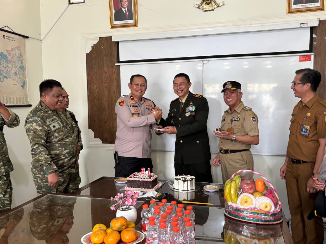 Kapolsek Purwakarta Kota Bersama Forkopimcam Beri Kejutan HUT TNI ke-81