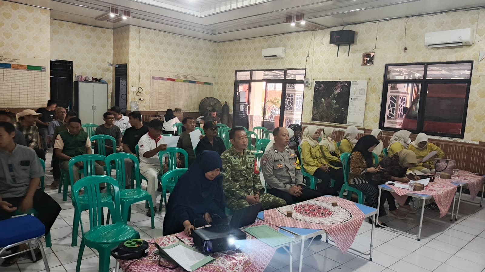 Bukan Sekedar Hadir, Bhabinkamtibmas Dukung Musyawarah Pembangunan Desa Ciwangi Berjalan Kondusif