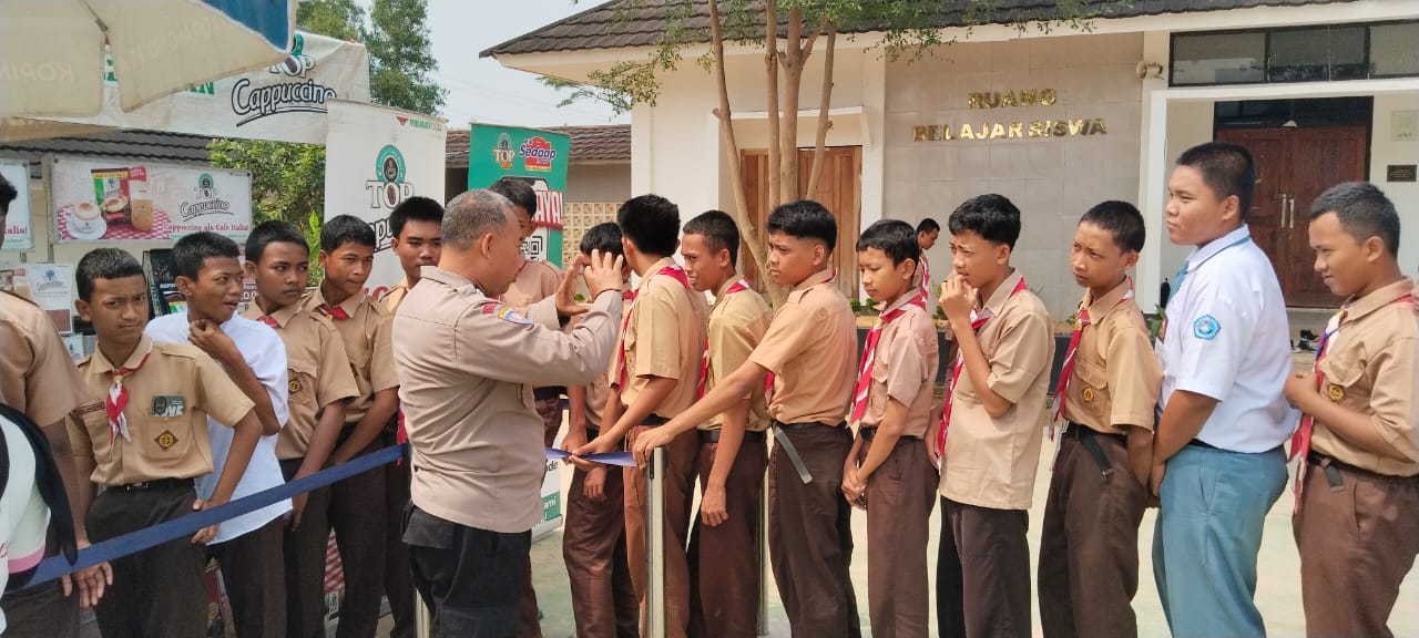 Bhabinkamtibmas Polsek Campaka edukasi siswa SMKN Campaka tentang bahaya narkoba dan kenakalan remaja