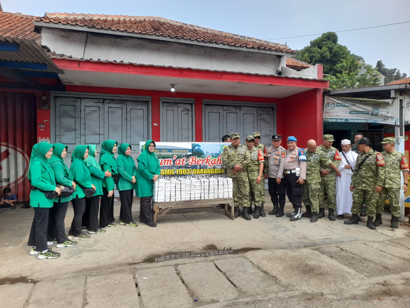 Polsek Darangdan Dampingi Koramil 1903 Darangdan Bagikan 150 Nasi Kotak Jumat Berkah Jelang HUT TNI ke-81