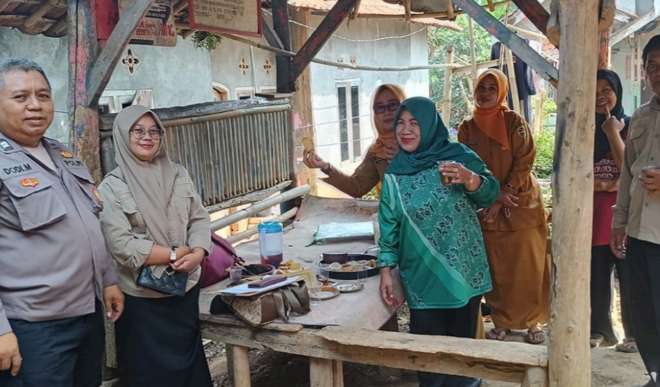 Bhabinkamtibmas Desa Nagrak Sambangi Warga Ciwaru, Sampaikan Imbauan Kamtibmas