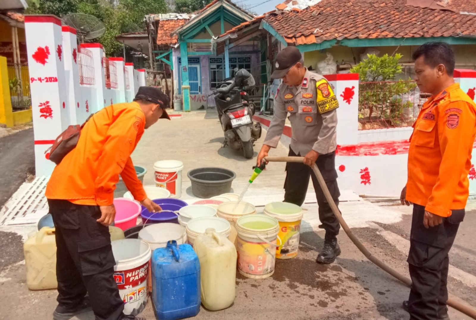 Polsek Jatiluhur bersama BNPB salurkan air bersih untuk warga Desa Cisalada