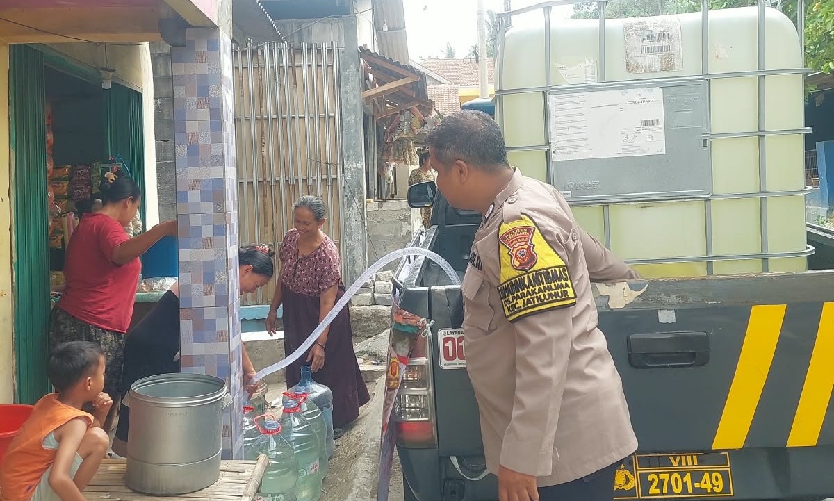 Peduli Warga Terdampak Kemarau, Polsek Jatiluhur Salurkan 1.000 Liter Air Bersih ke Desa Parakanlima