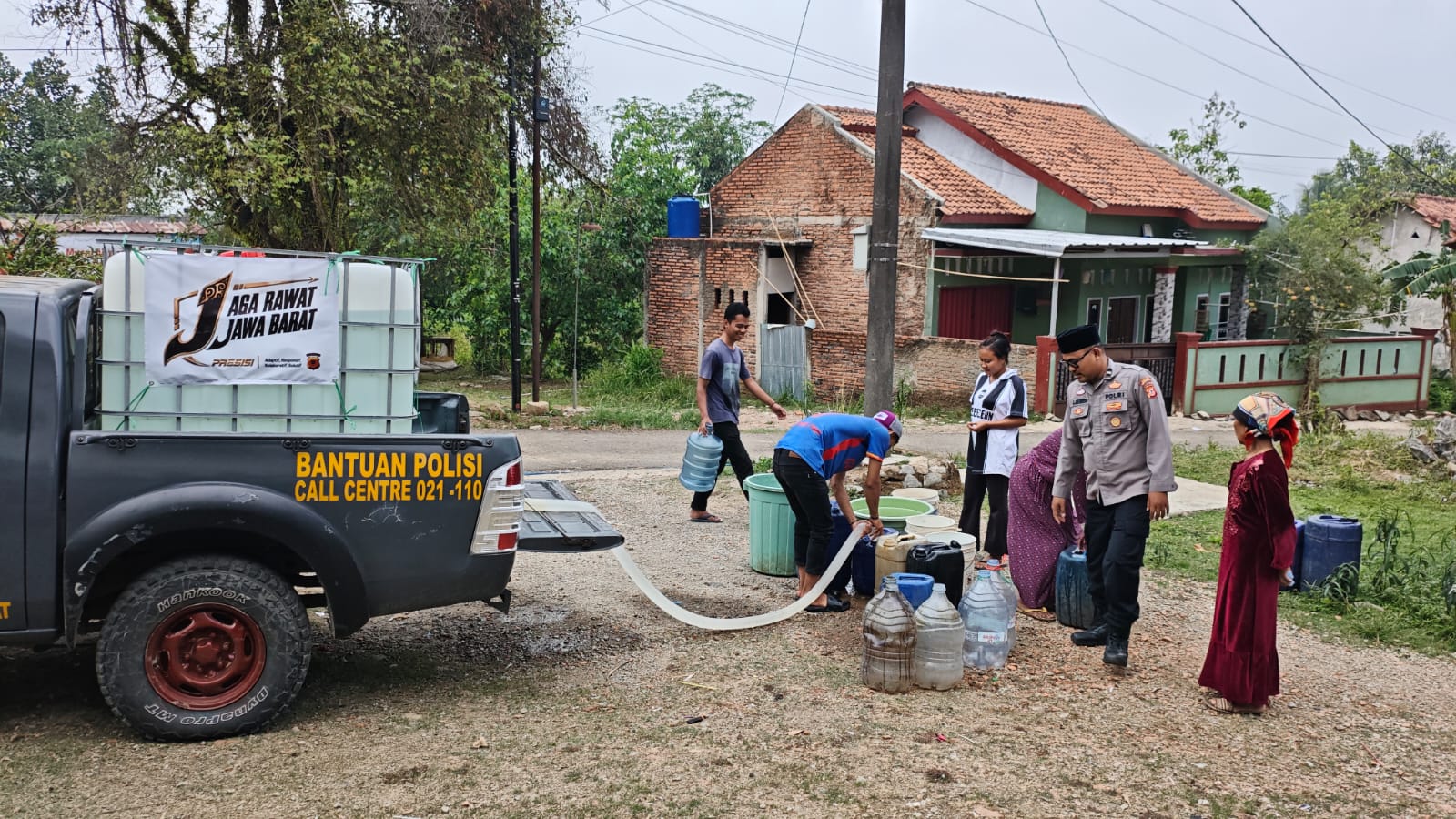 Polsek Plered Salurkan Bantuan Air Bersih Untuk Masyarakat Disambut Riang Masyarakat