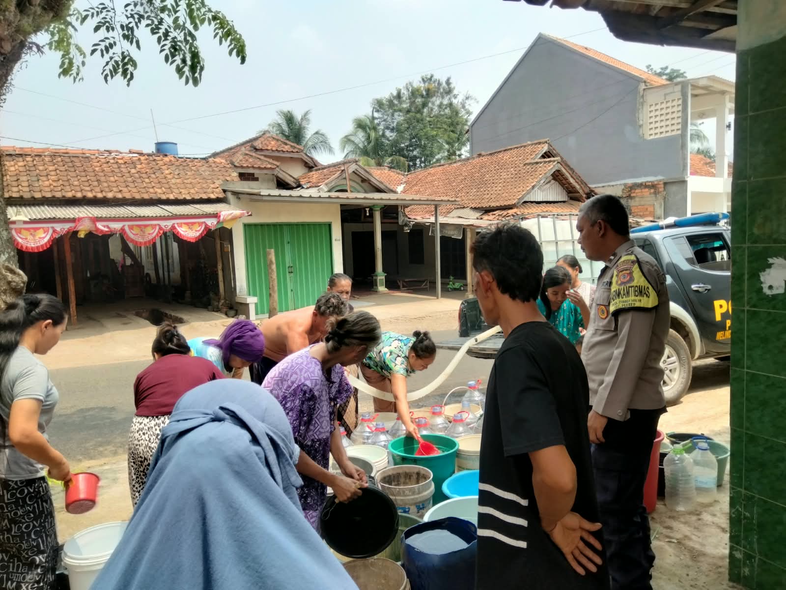 Polsek Plered Bantu Warga Yang Kekurangan Air Bersih, Wujud Polri Hadir Ditengah Masyarakat