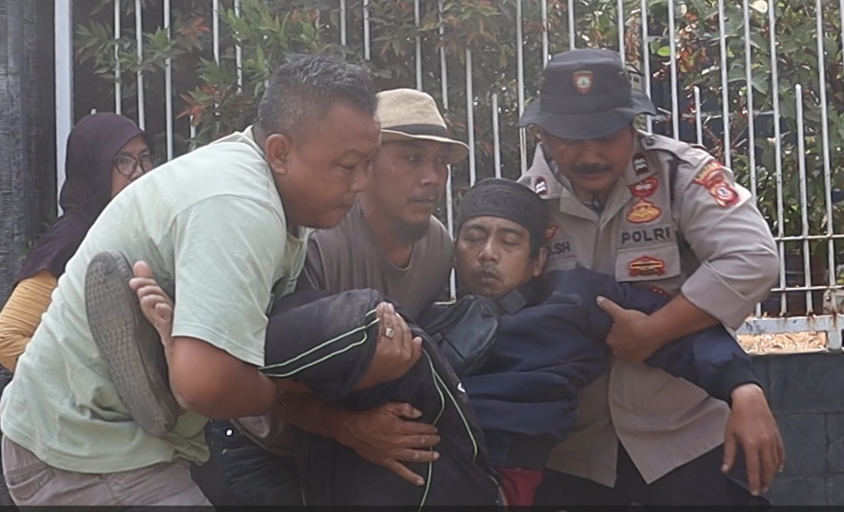 Di tengah penyaluran air bersih, Kanit Dalmas Polres Purwakarta sigap bantu korban kecelakaan