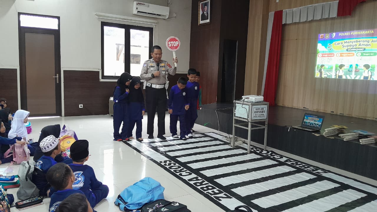 Tanamkan Kesadaran Tertib Berlalu Lintas Sejak Dini, Satlantas Polres Purwakarta Ajak Siswa SD Negeri 3 Ciseureuh Belajar Bersama