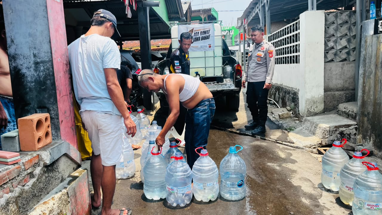 Musim Kemarau, Polsek Plered Kirimkan Air Bersih Untuk Masyarakat