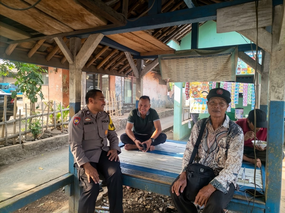 Ciptakan Kamtibmas Kondusif, Bhabinkamtibmas Desa Ciwareng Giatkan Sambang Warga