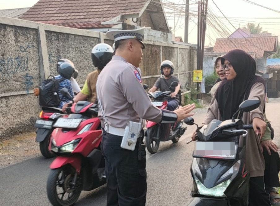 Hadir di jam sibuk, Polres Purwakarta atur lalu lintas dan ingatkan pengendara utamakan keselamatan