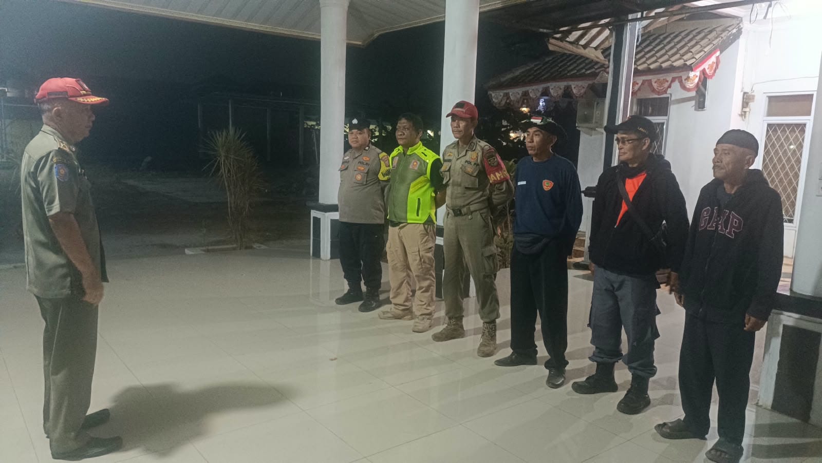 vPolsek Bungursari Bersama Pol PP dan Linmas Tertibkan Pelajar Malam Hari, Jam Malam di Cikopo Diperketat