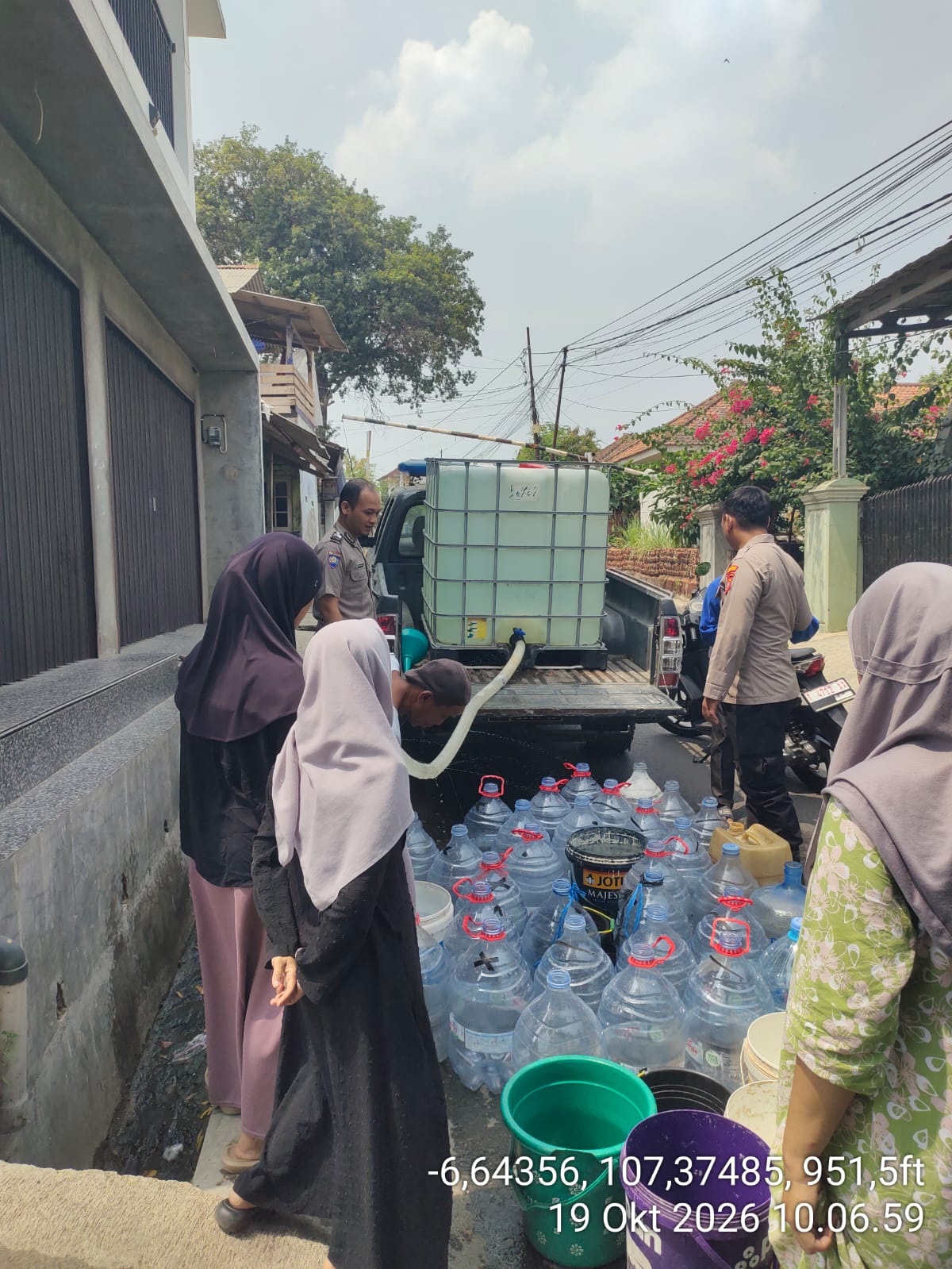 Dalam Sehari, Polsek Plered Bantu Warga Yang Kekurangan Air Bersih Di Dua Lokasi