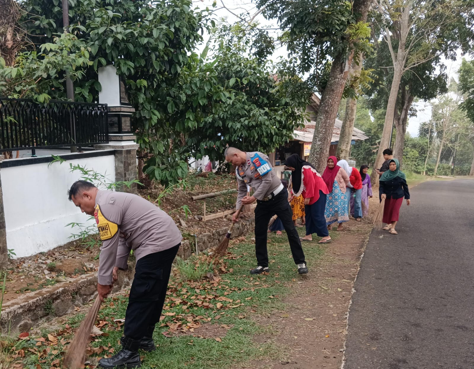 Bukan Sekadar Bersih-Bersih, Polsek Kiarapedes Ajak Warga Bangun Lingkungan yang Lebih Nyaman