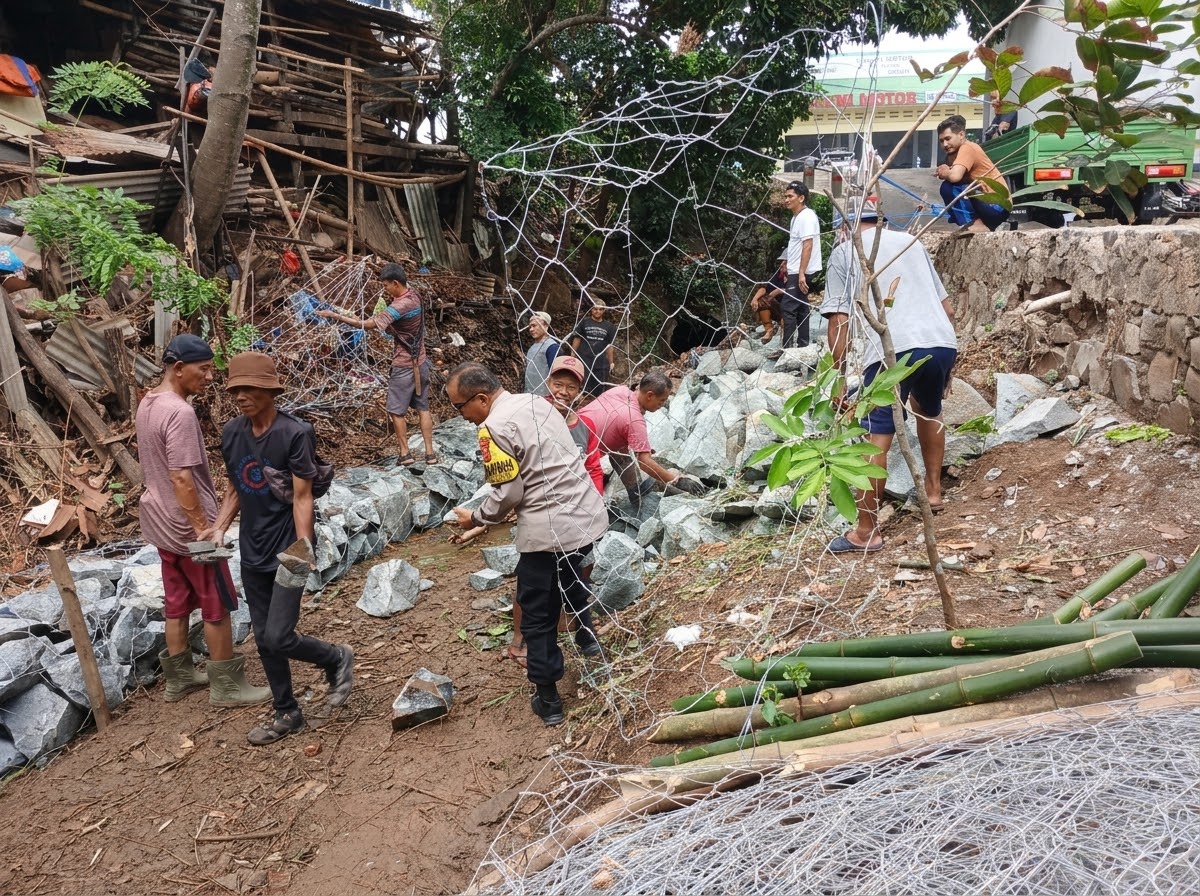 Antisipasi Banjir dan Longsor, Bhabinkamtibmas Ciseureuh Pimpin Kerja Bakti Bersihkan Sungai Cirusuh
