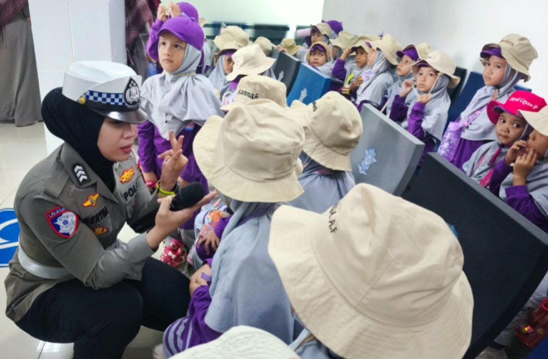 Polwan Lantas Polres Purwakarta Ajak Anak TK Rabbani Kenal Polisi dan Belajar Keselamatan Lalu Lintas