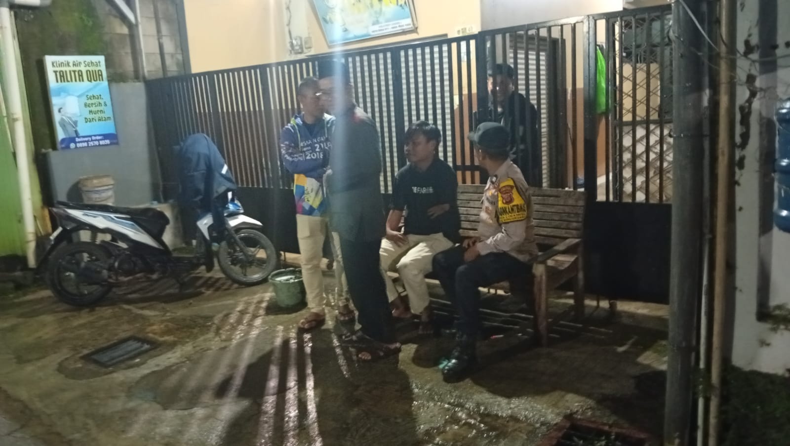 Sambangi Warga yang Berjaga Malam di Cinangka, Bhabinkamtibmas Ajak Waspadai C3