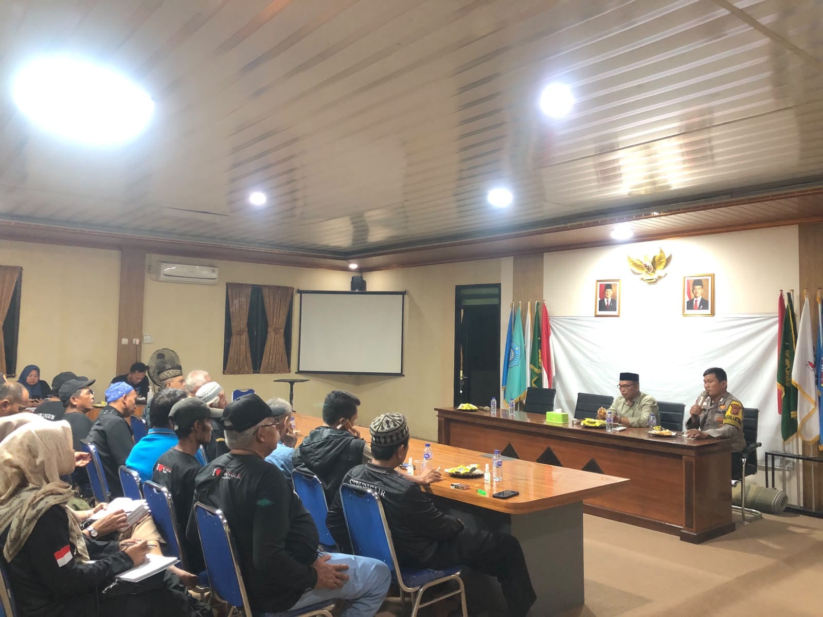 Rapat Minggon, Polsek Bungursari Tekankan Pencegahan Balap Liar, Siskamling Desa Cibungur Diminta Lebih Aktif