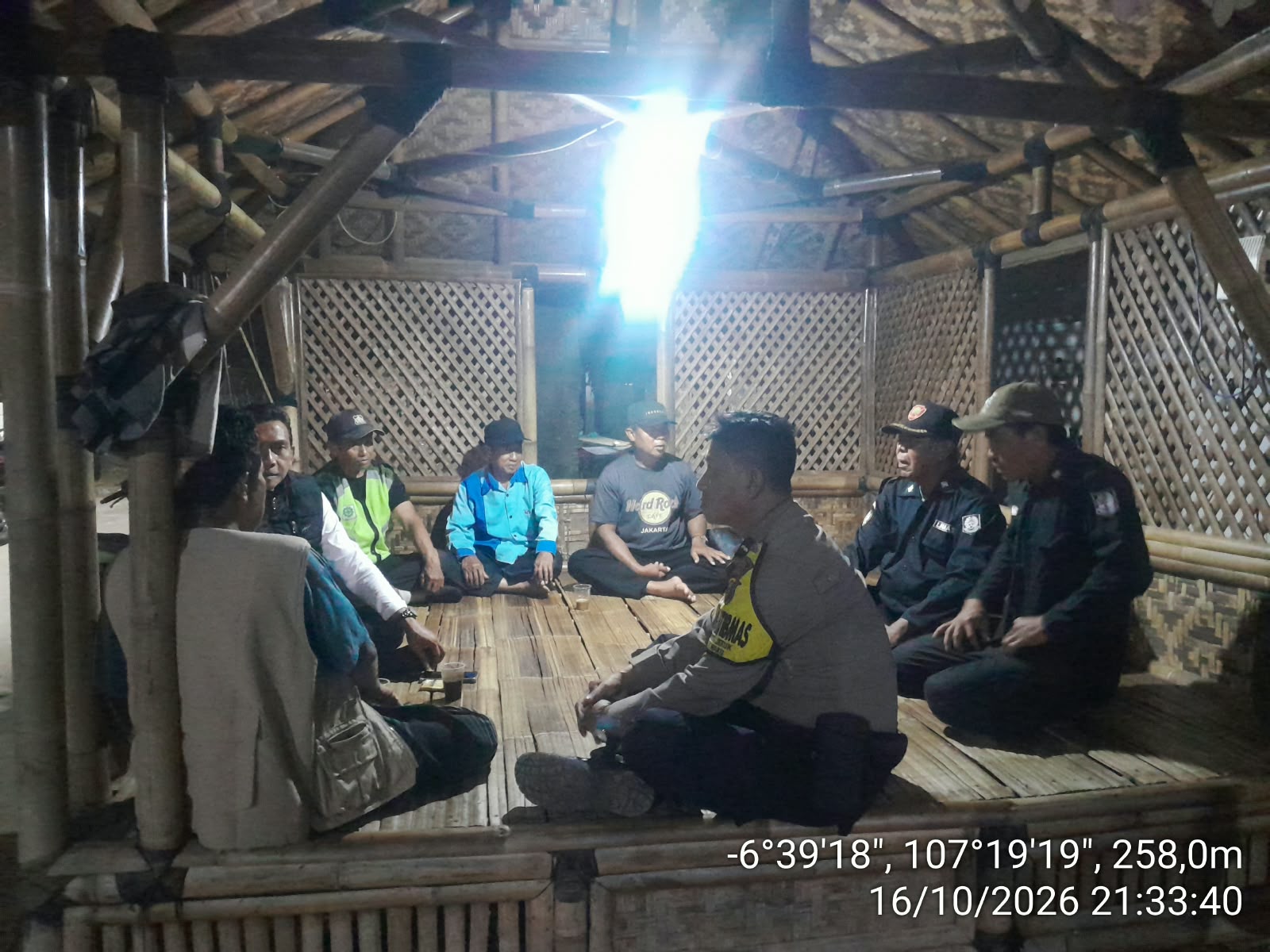 Sambangi Pos Ronda, Bhabinkamtibmas Polsek Plered Ajak Warga Jaga Kamtibmas