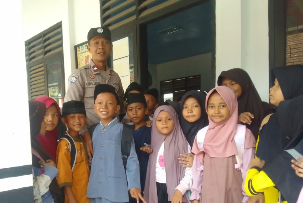 Sambangi Siswa SDN 2 Sukajadi, Bhabinkamtibmas Polsek Pasawahan Hadir sebagai Sahabat Pelajar