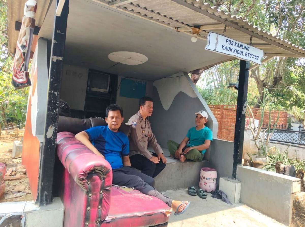 Wujudkan Lingkungan Kondusif, Bhabinkamtibmas Polsek Purwakarta Kota Rutin Sambang Warga di Cipaisan