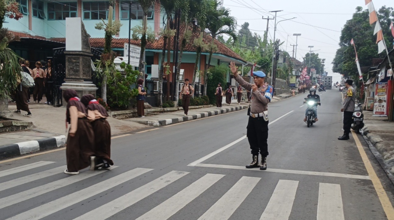 Berangkat Sekolah Disambut Polisi, Pulang Membawa Cerita