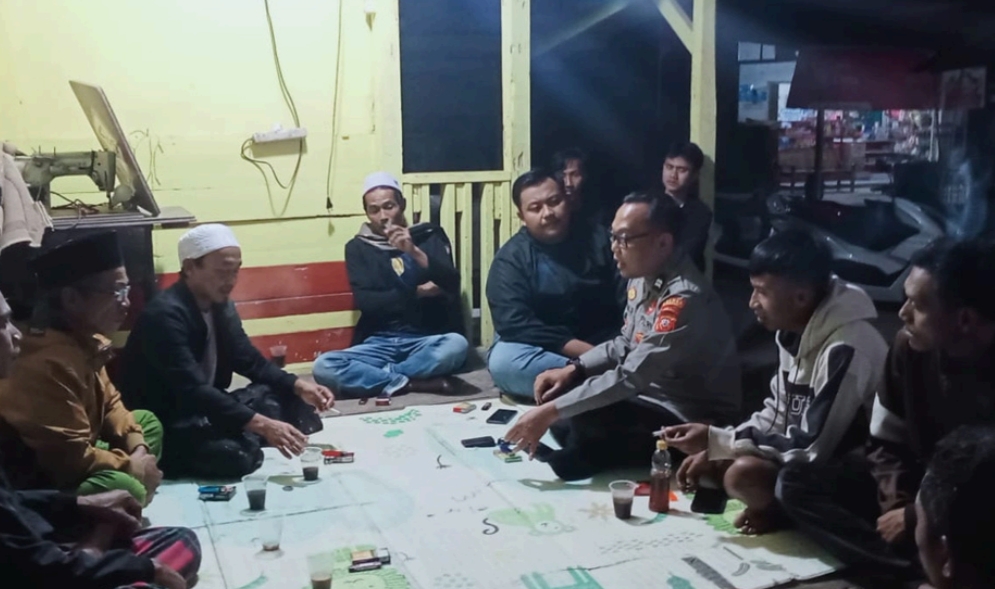 Bhabinkamtibmas Desa Linggasari Polsek Darangdan Sambangi Warga pada Malam Hari, Sampaikan Pesan Kamtibmas