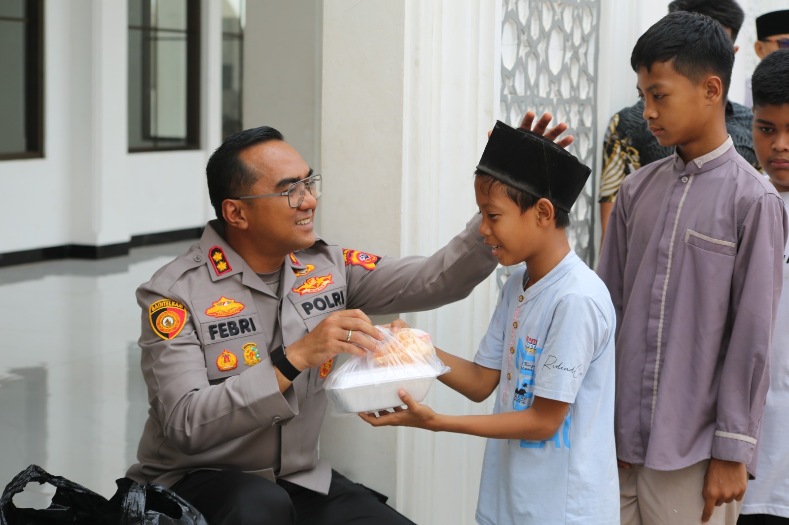 Kapolres Purwakarta Berbagi Usai Salat Jumat, Hadirkan Kehangatan dan Kepedulian untuk Sesama