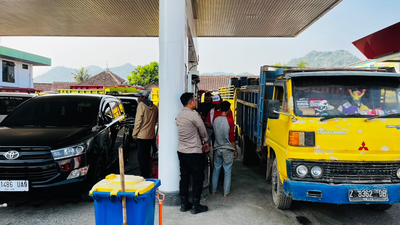 Patroli SPBU, Polsek Plered Pantau Kelancaran Distribusi BBM untuk Masyarakat