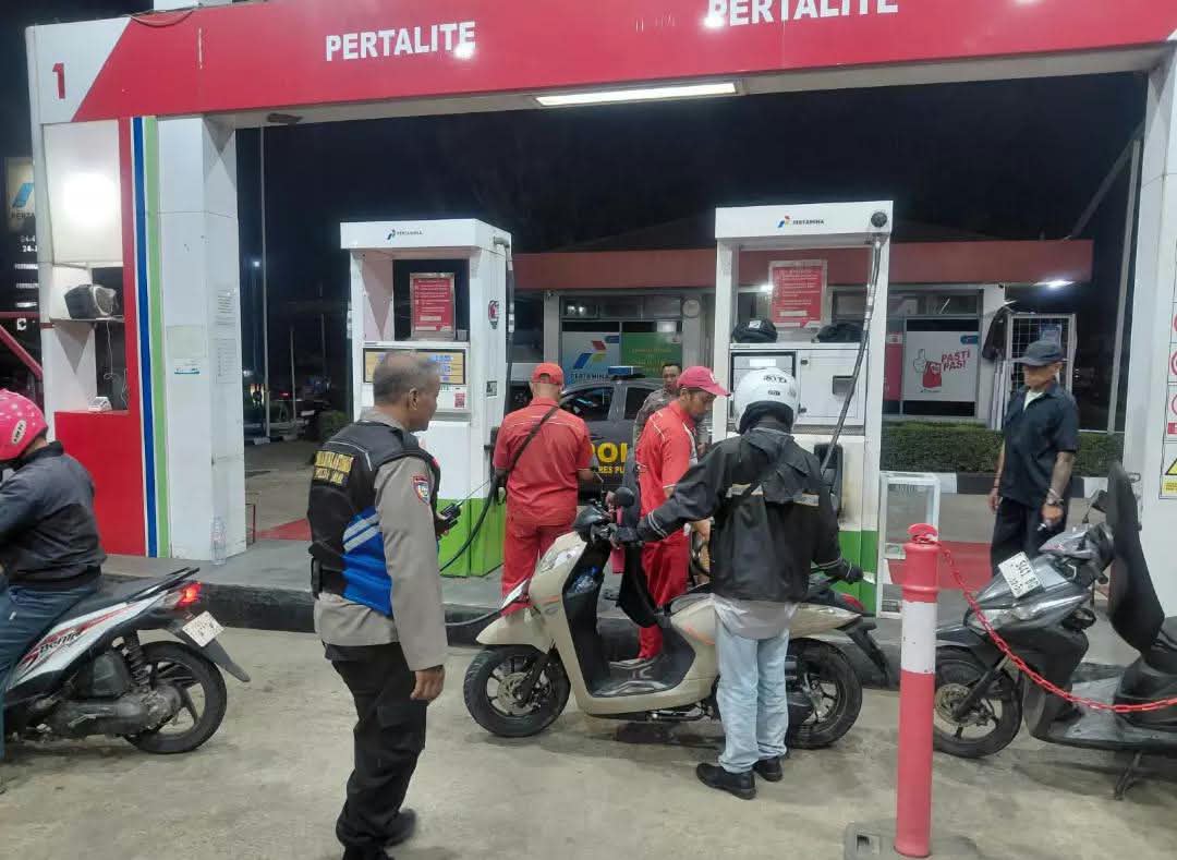 Pastikan Aktivitas SPBU Tetap Lancar, Polsek Darangdan Tingkatkan Patroli Kamtibmas di Lebakwangi