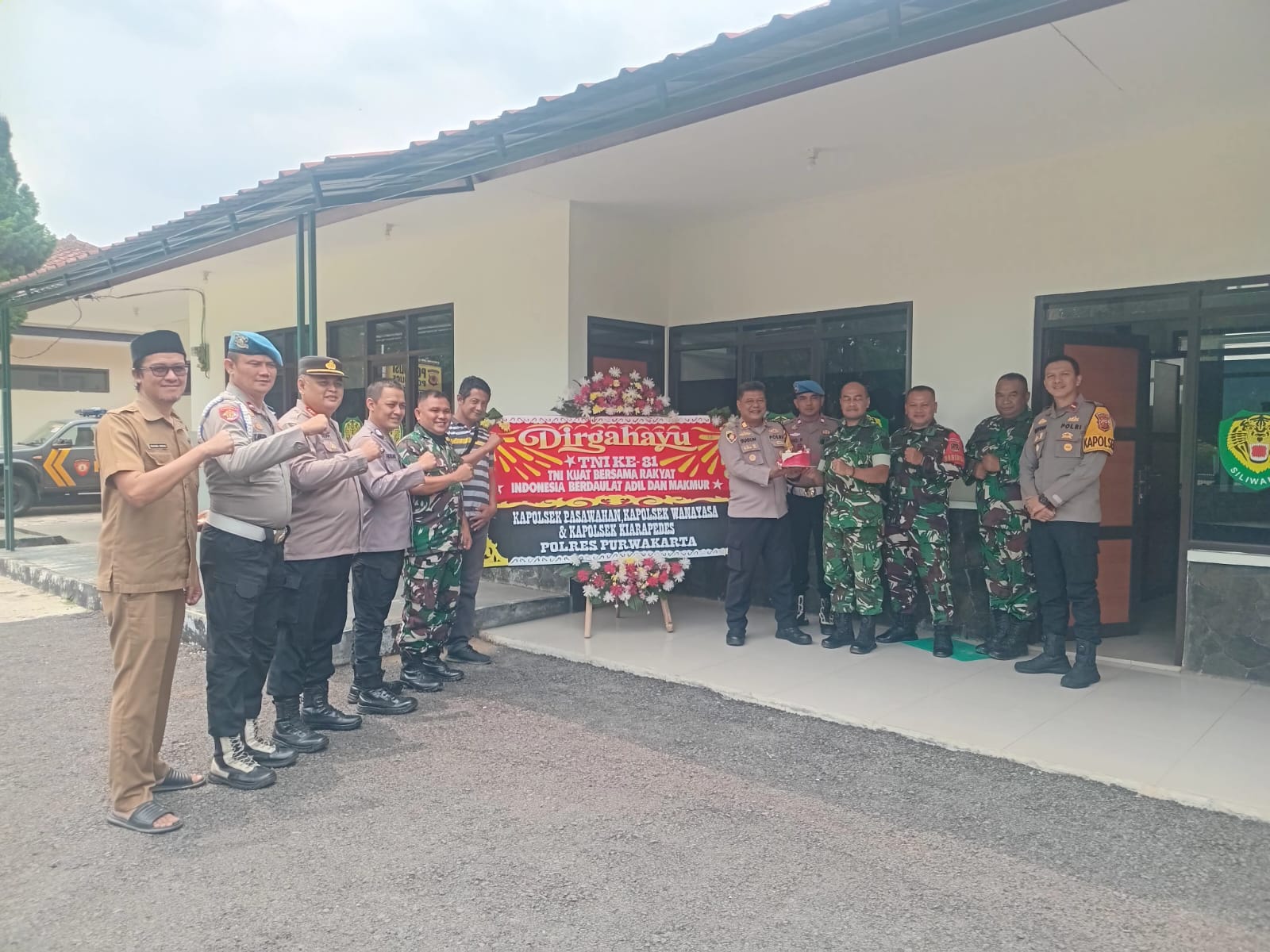Tiga Kapolsek Sambangi Koramil Wanayasa, Berikan Kue HUT ke-81 TNI