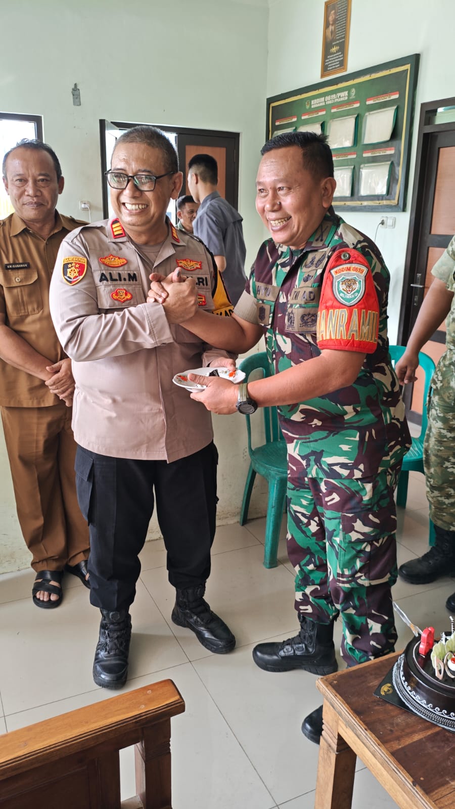 Sinergitas TNI-Polri, Polsek Plered Beri Kejutan Di Markas Koramil