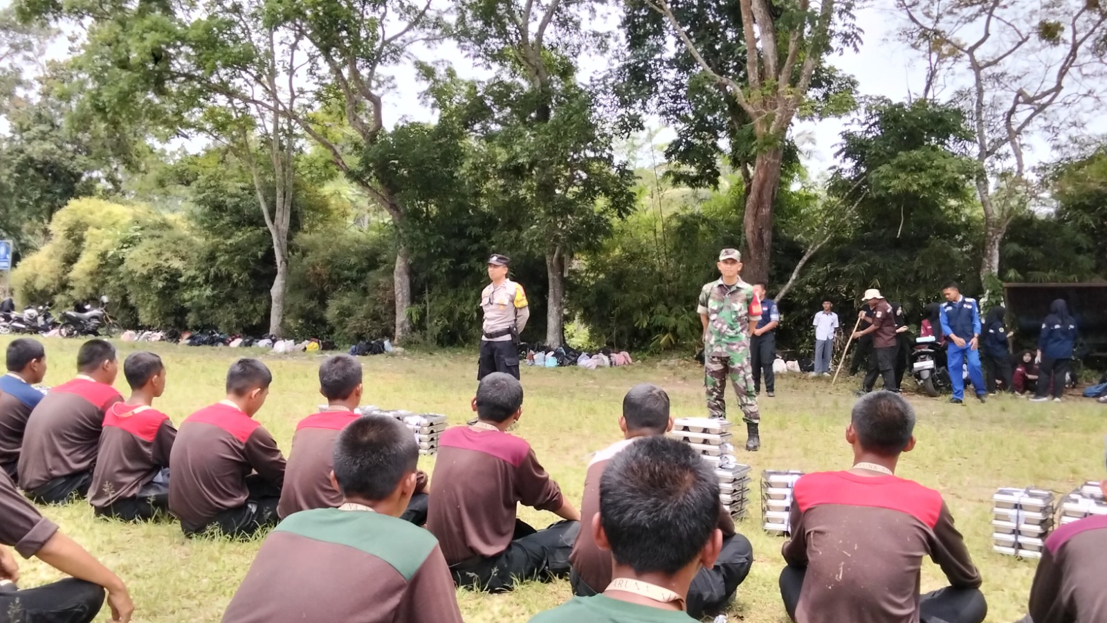 Jelang Makan Siang, Bhabinkamtibmas Polsek Bojong Edukasi Pelajar Jauhi Narkoba